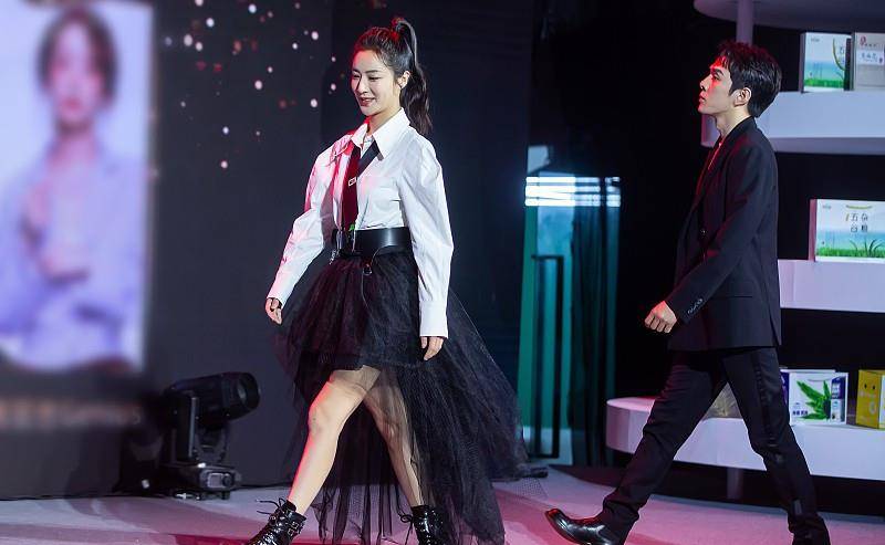 领带 薇娅不仅时髦还善良,穿衬衫和李佳琪做公益,时尚穿搭好美!