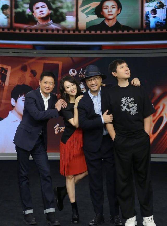 身材 大咖导演罕见同框！章子怡扎朝天辫好少女，就连吴京都忍不住摆弄