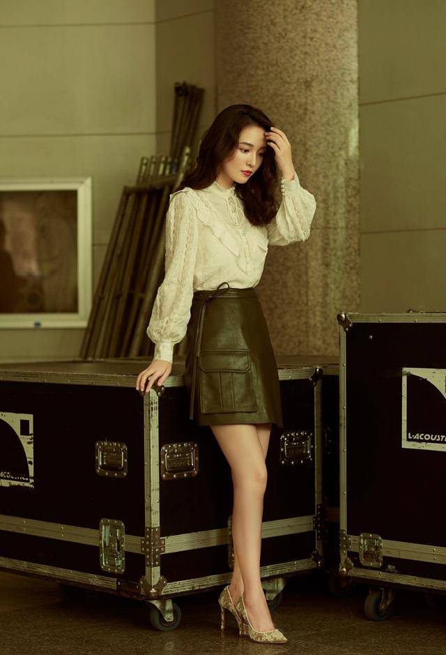 设计 吴倩美上央视“大换脸”，白衬衫配马尾减龄俏皮，仍能媲美小默笙