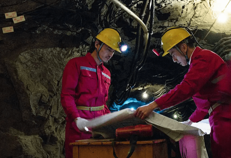 角色|人心叵测、反派成谜，《突围》剧情愈发高能，靳东、陈晓挑大梁