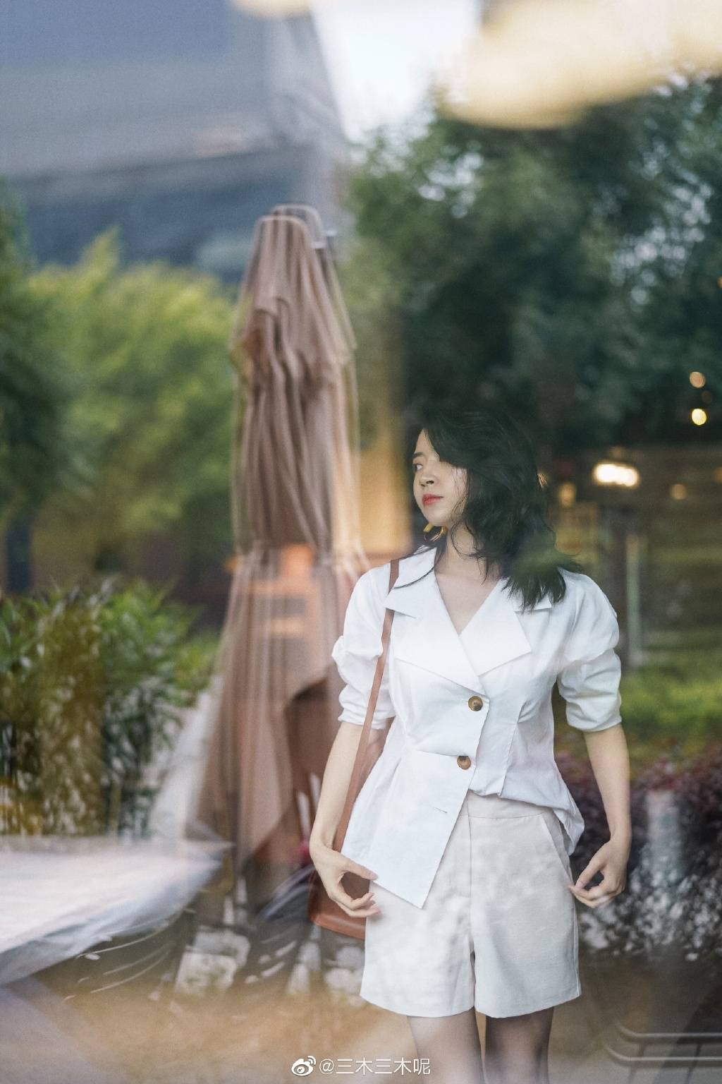 显得 小个子女生夏季穿搭，一字肩搭配斑马印花裙穿搭，优雅大气