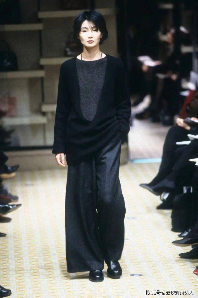 黑色 张曼玉真是“东方女神”，白色修身西装配连衣裙，气质高级又强大