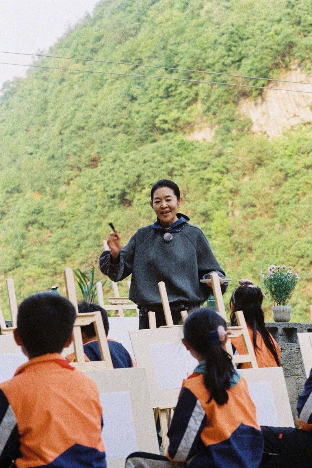 卫衣 62岁倪萍逆生长，拼接卫衣配牛仔裤青春时髦，身材状态不输年轻人