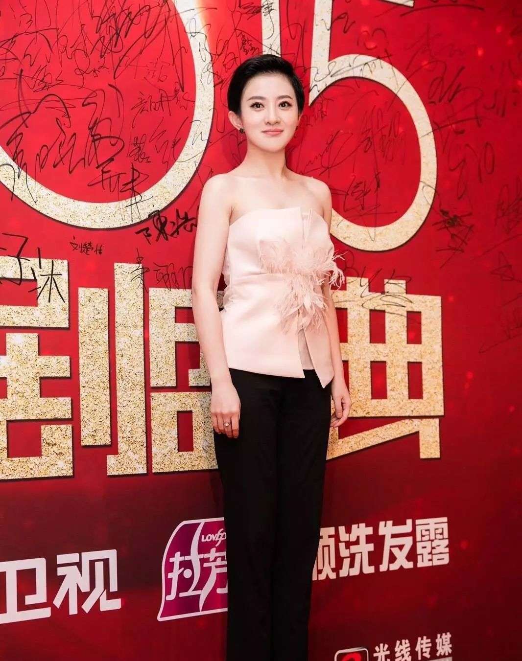 设计 李玲玉与金铭都有娃娃脸，同穿礼服还手牵手，站一起看着挺像母女