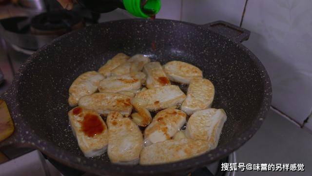 夏天|夏日炎炎,蒜香豆腐最开胃下饭,教你一个技巧,让豆腐更加嫩滑