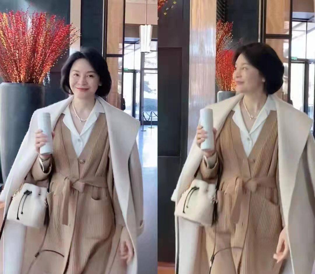 感觉 上了年纪的女人，想要年轻别穿皮草，穿白色大衣简洁又高级