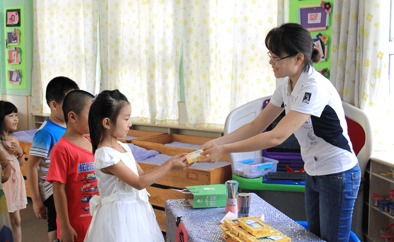 初入|原本活泼的孩子，上幼儿园以后变得越发内向了，家长别不在意