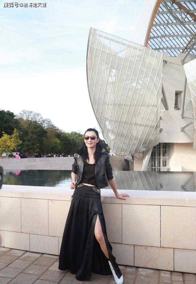 感觉 张曼玉到国外好会穿,短皮衣配高开叉半身裙又飒又美,太洋气了