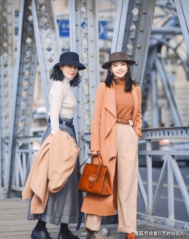 三木 见过世面的女人，大衣很少配打底裤，看三木和妈妈搭配，高级大气