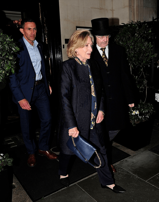 希拉里 74岁希拉里高调亮相！深蓝印花大衣显瘦，撇下在家养病的克林顿？