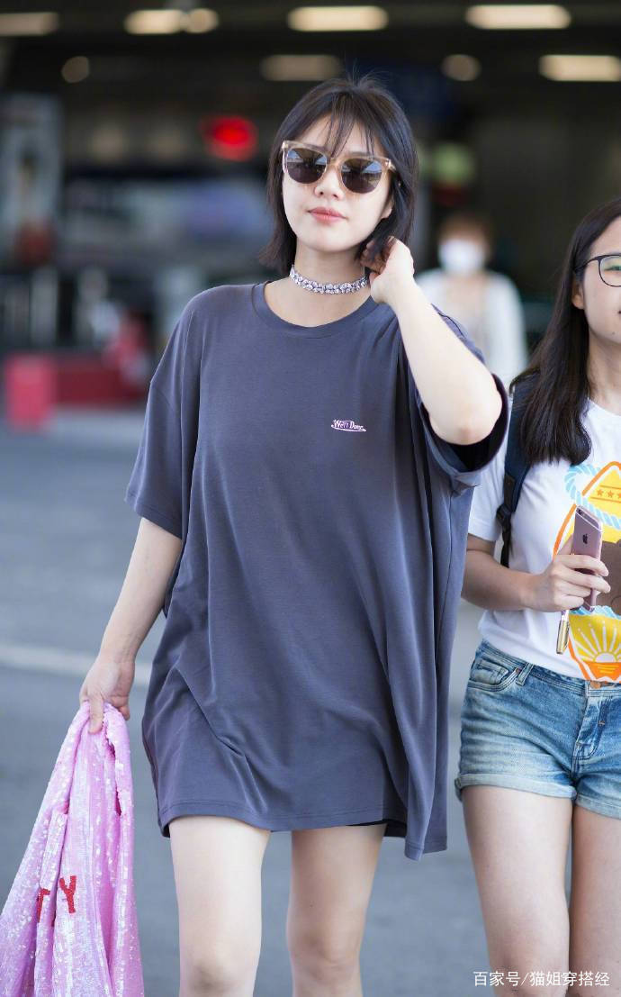 马思纯 马思纯瘦的时候真自信，还敢“下衣失踪”秀长腿，太时髦了