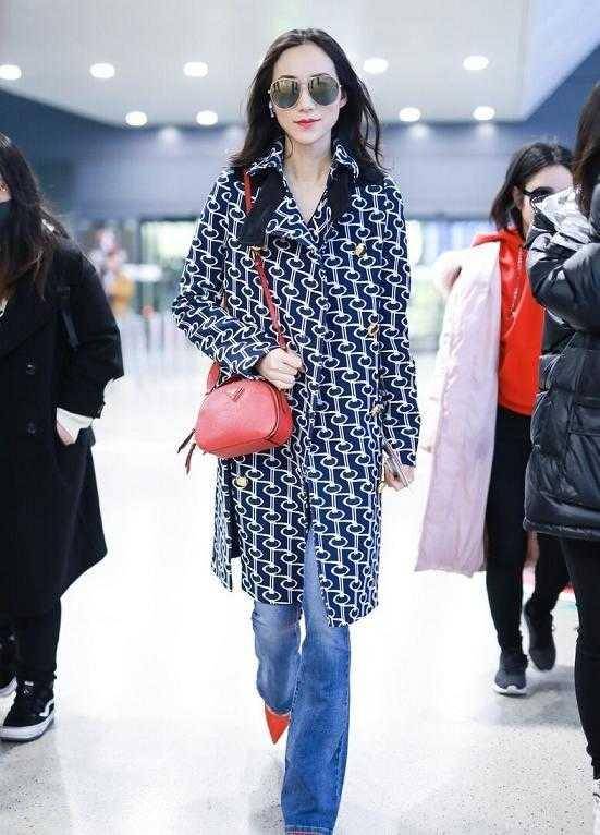 宫廷风 中年女性别再扮嫩,学韩雪印花大衣配喇叭裤好洋气,显贵又优雅