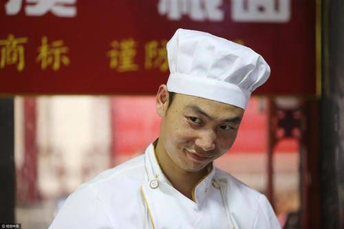 当年火遍全网的拉面哥,走红后迎娶富豪女粉丝,如今活成了这样_田波