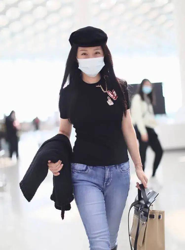 黑色 杨钰莹罕见走机场无人送!穿紧身T恤牛仔裤凹曲线,花瓶身材抢镜