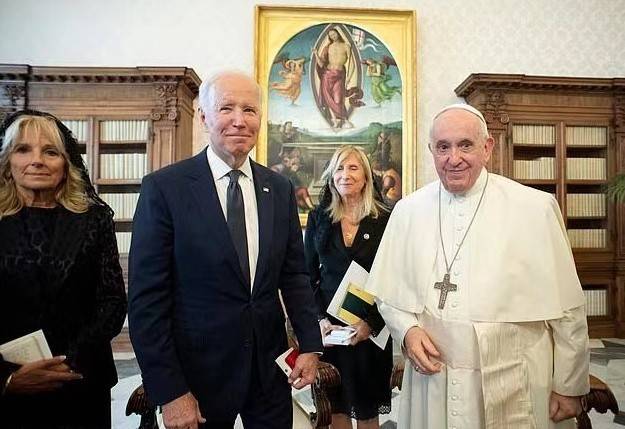 好身材 美国第一夫人首次戴黑纱真优雅！职业装秀出好身材，赢过梅拉尼娅