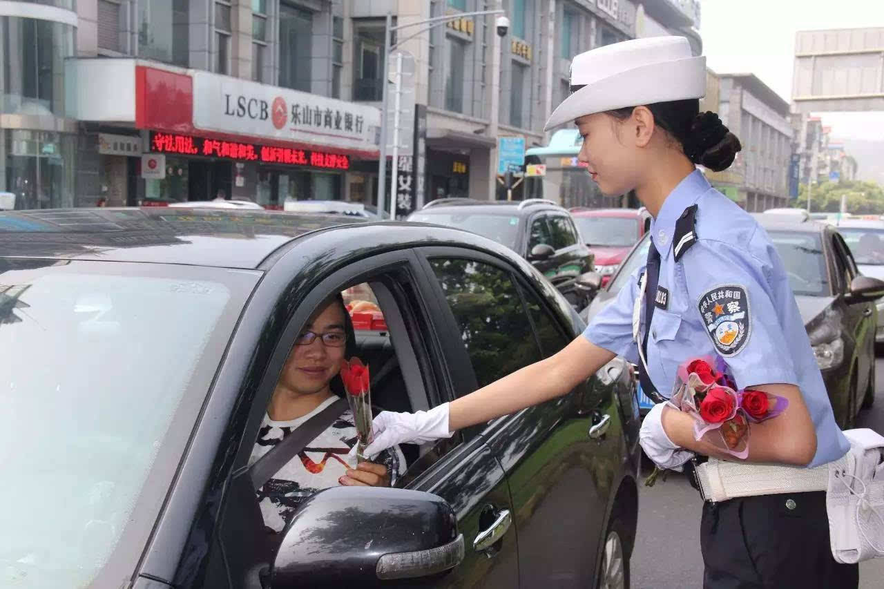 江苏交警28日发布消息,11月1日起,江苏全省将对所有汽车后排不系安全