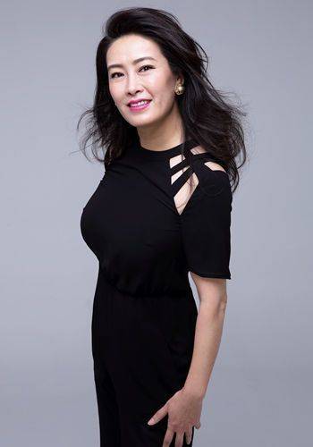 和初恋同居8年的她惨遭抛弃和前男友铁哥们结婚50岁气质依旧