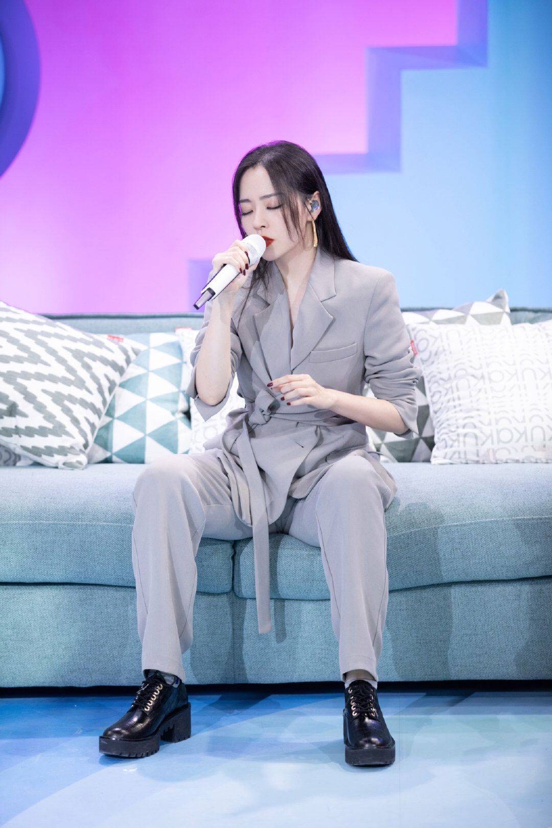 设计 被张靓颖美到了！穿西装下搭流苏短裙，真是微胖女生的穿搭模板