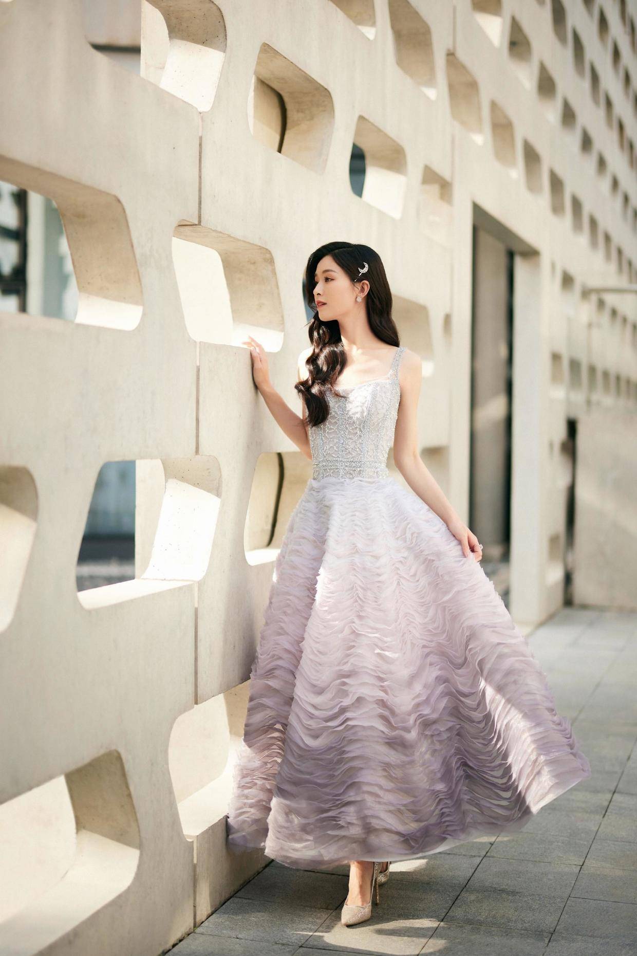 注入 文咏珊美出了“国际范”,穿白色抹胸上衣配长裤,高挑又时髦