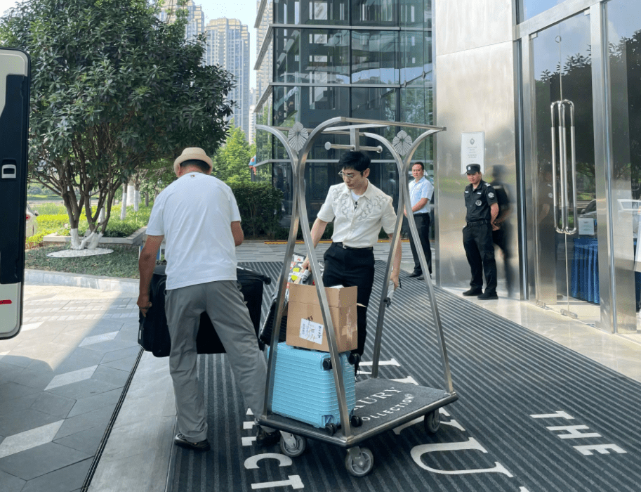 行李|黄晓明录《中餐厅》引围观！独自推行李，身材瘦弱长腿抢眼