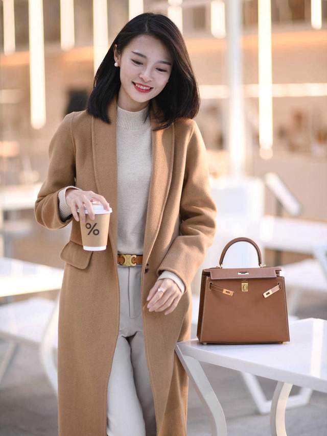 是属于 秋冬的标配卡其色大衣，学会这5套搭配轻松驾驭，怎么穿都好看