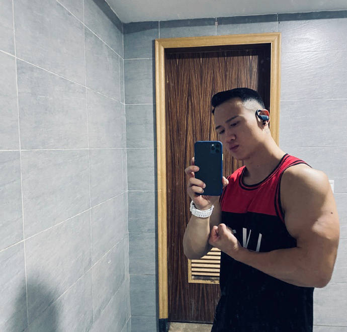 身高不夠肌肉來湊，腹肌漂亮胸肌有型，健壯的貼身私教痞帥迷人！ 健身減肥達人 第4张