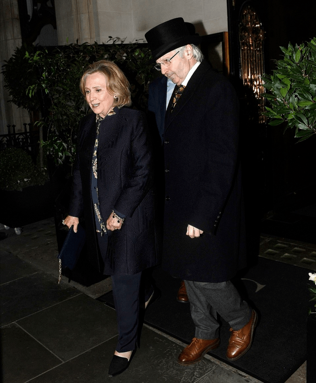 希拉里 74岁希拉里高调亮相！深蓝印花大衣显瘦，撇下在家养病的克林顿？