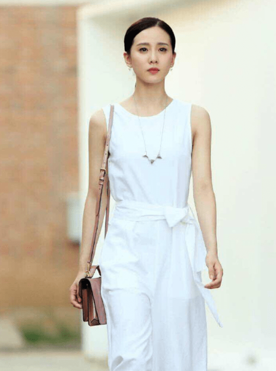 身材 刘诗诗真是气质女神，结婚生子后身材也没走形，穿连体裤非常帅气