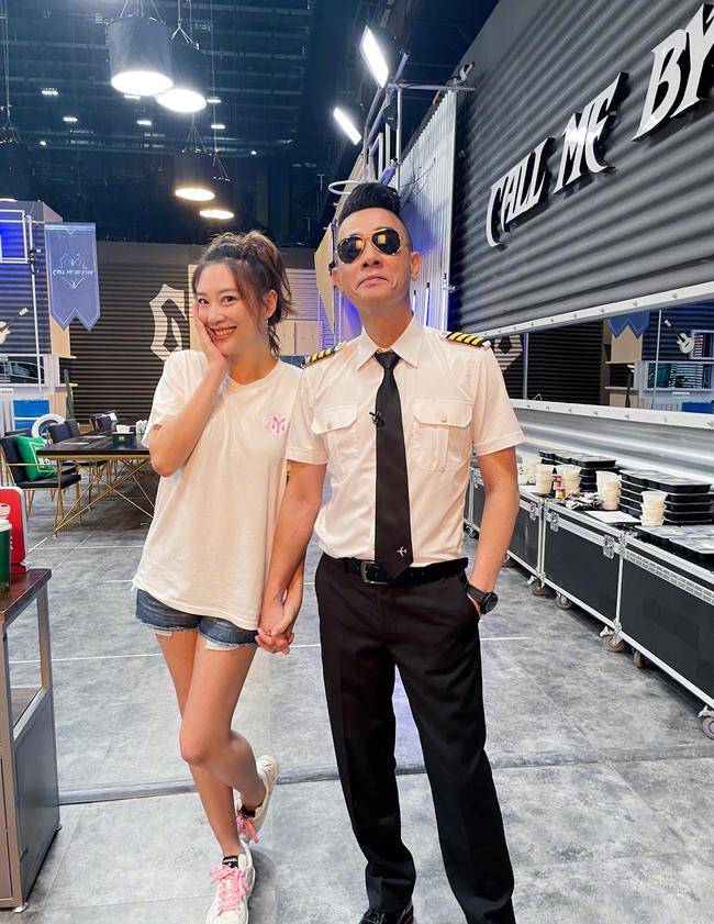 湾区 应采儿排场真大！合影站C位比制服哥哥们抢镜，笑容甜美真像少女