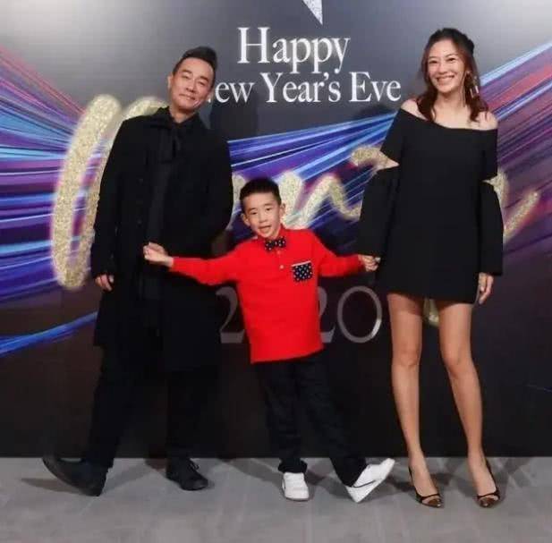 湾区 应采儿排场真大！合影站C位比制服哥哥们抢镜，笑容甜美真像少女