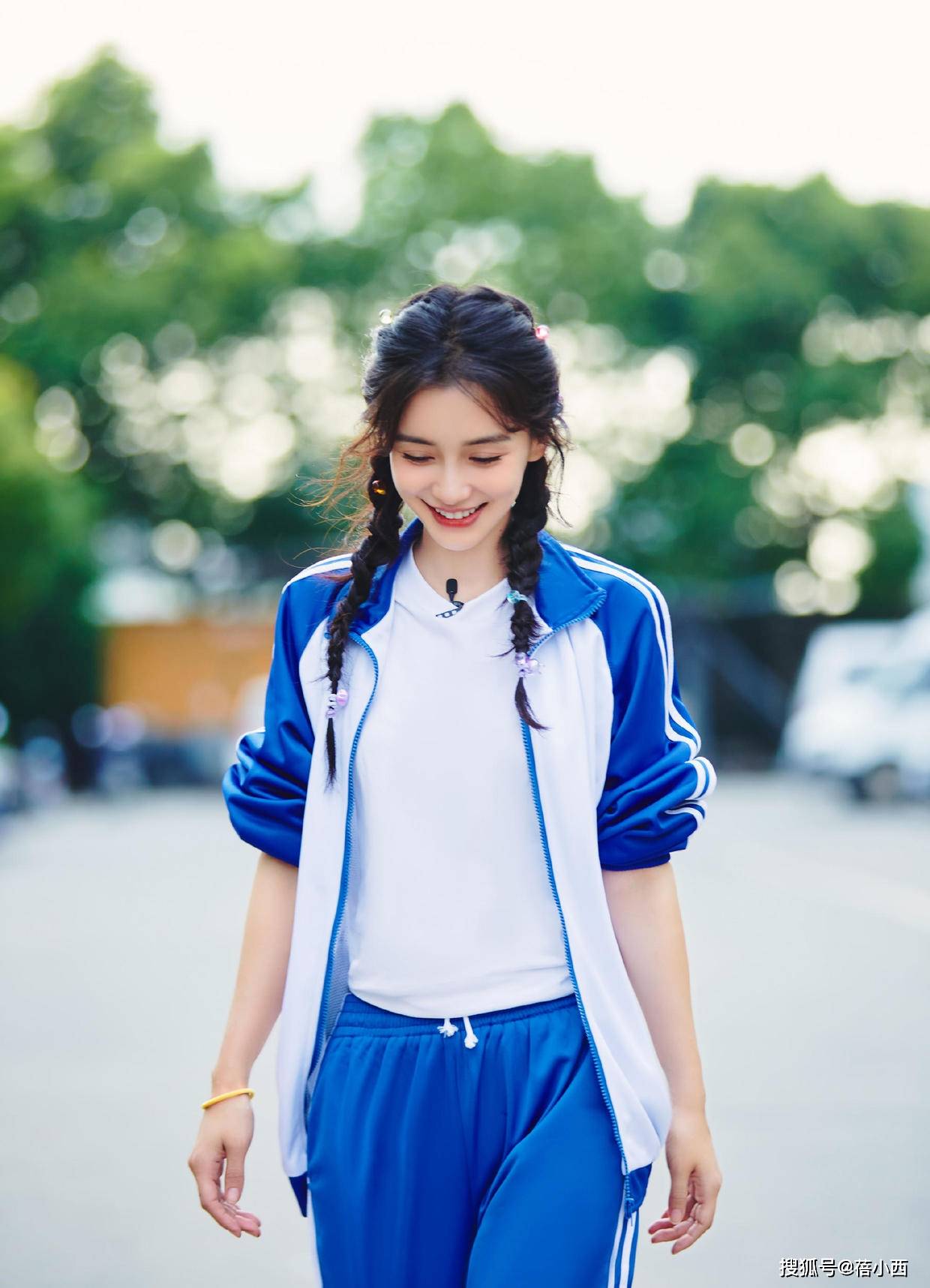 杨颖 Angelababy杨颖确定不是18岁？穿蓝白运动服配麻花辫，像个高中生