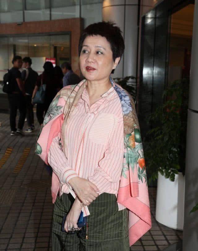 整体 赌王四太不服老,穿那么花的“睡衣”就出门,大红大绿还挺显年轻