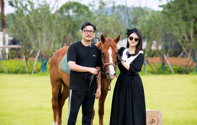 黑色 李湘真懂“藏肉”穿搭，黑色娃娃连衣裙配条腰带，显瘦效果太明显