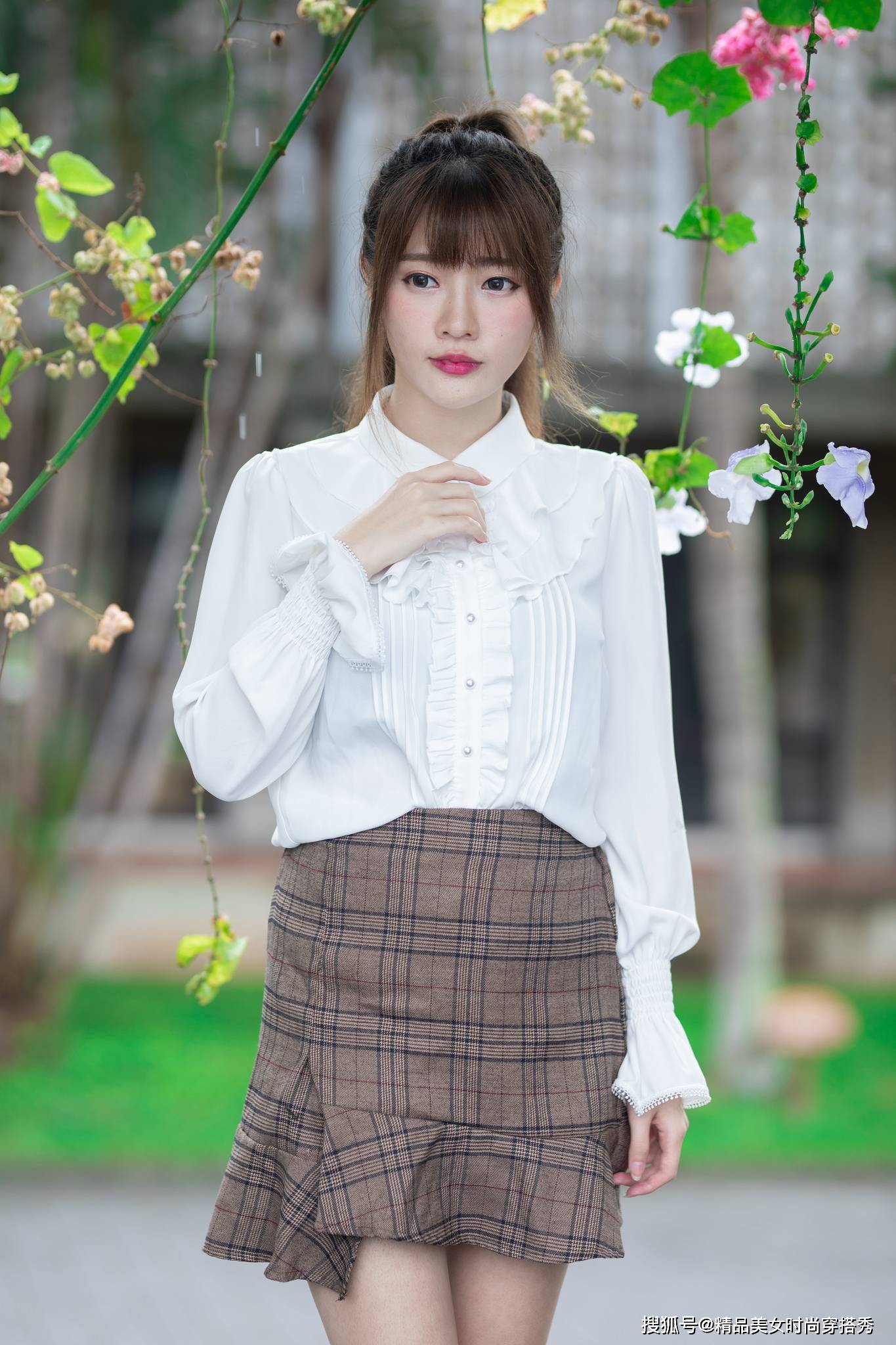 显高 白色衬衫搭配格子半身裙，温婉好搭，甜美范十足