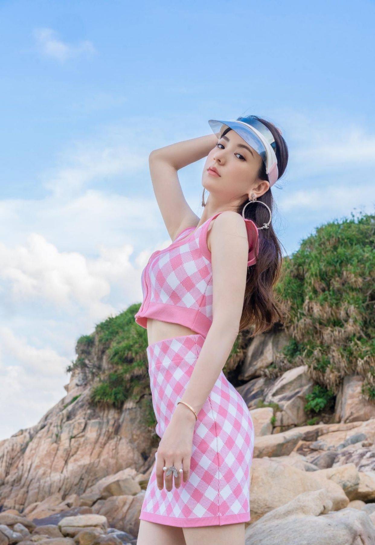 一家人 方媛高调晒照为郭富城庆生，打扮精致少女感足，一家人颜值好养眼