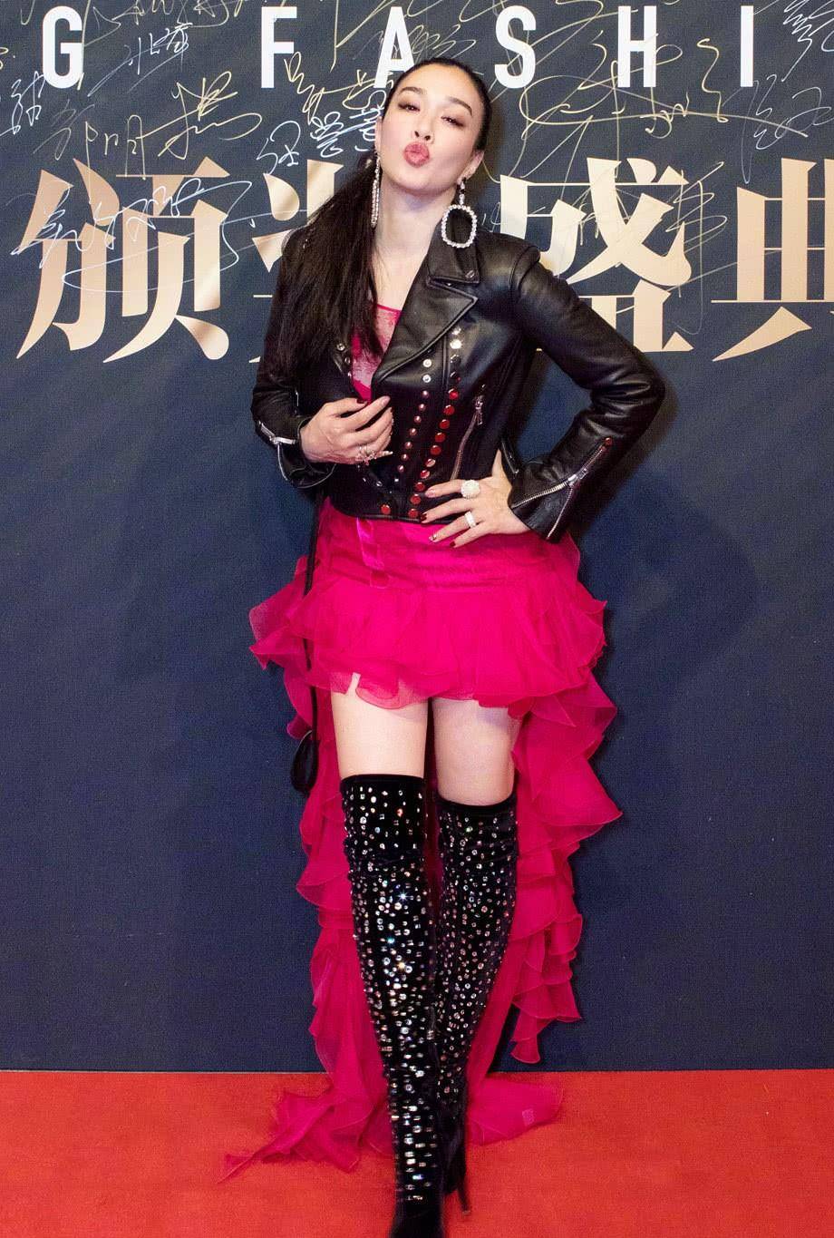 or 钟丽缇品味真别致，用西装混搭粉色健身裤，意外高级又洋气