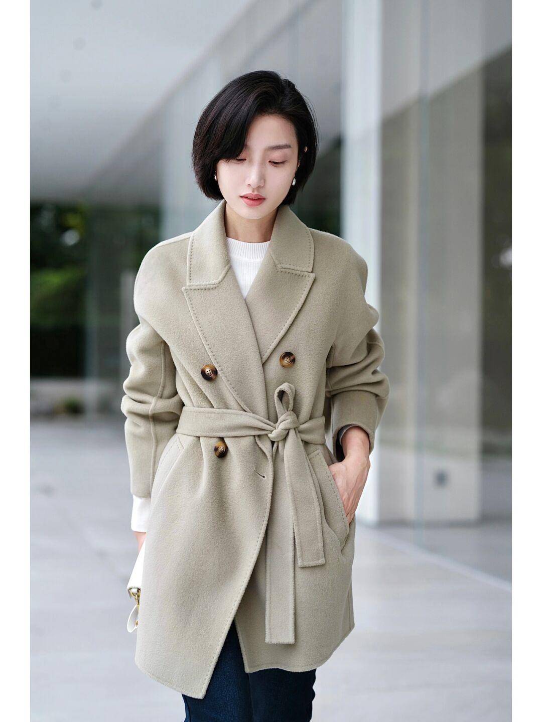 长度 秋冬季保暖衣别乱选,穿这几套大衣和羽绒服就够了,减龄又时尚