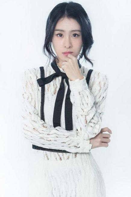 她隐瞒了自己的婚史 参加了选秀 成名后 她立即离婚 把丈夫一脚踢开