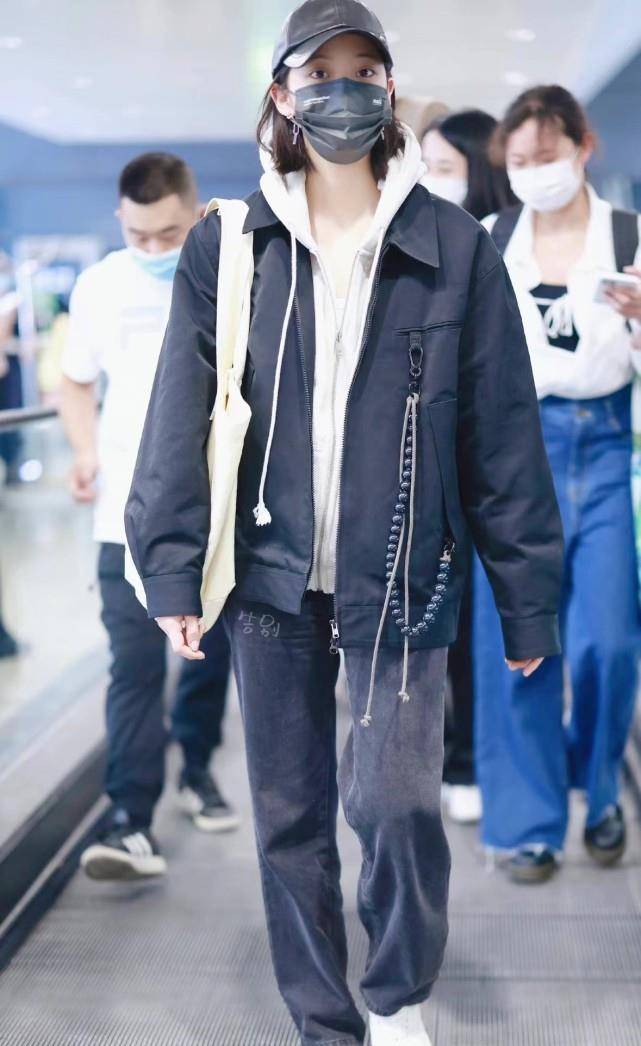 黑色 欧阳娜娜化千金妆后再次大火!穿一身黑走机场,靠私服穿搭成宠儿