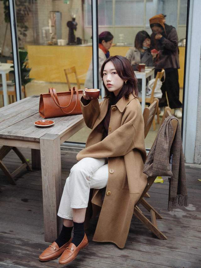 是属于 秋冬的标配卡其色大衣,学会这5套搭配轻松驾驭,怎么穿都好看