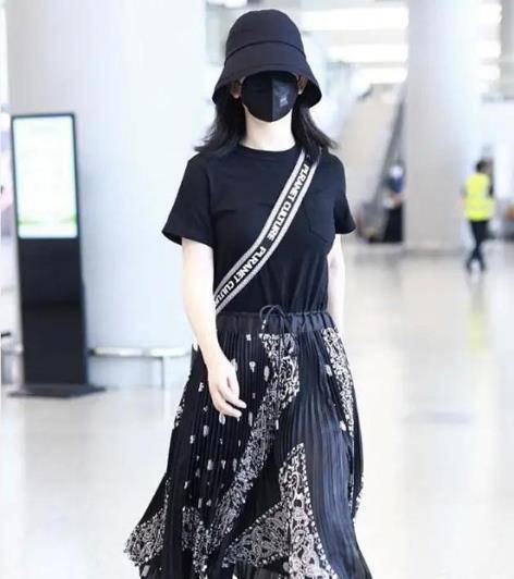 设计 瘦回来的谢娜太美了，在机场自信秀时装，穿T恤塞半身裙很亮眼
