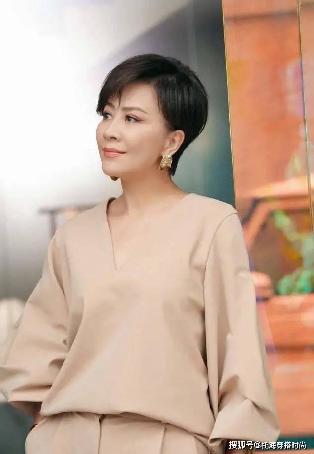 花衣服 女人50岁后，少穿花衣服，最好多穿这3种“颜色”，显白显气质
