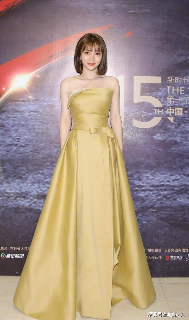 身材 唐嫣也太美了吧！穿银色抹胸连衣裙配珍珠项链，美得优雅迷人