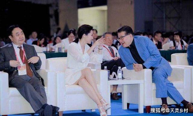 典范 许晴真是“女神”典范，穿白色西装裙夹腿坐美爆，51岁美得像28岁
