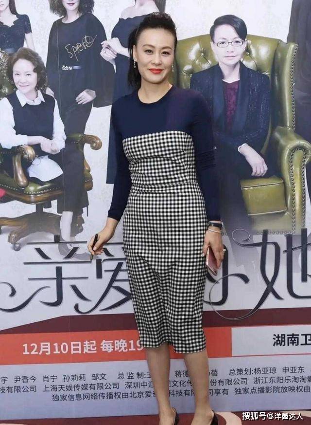 身材 唐嫣也太美了吧！穿银色抹胸连衣裙配珍珠项链，美得优雅迷人