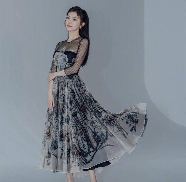 展现 景甜终于换发型，复古波波头配黑色连衣裙摩登精致，优雅精致