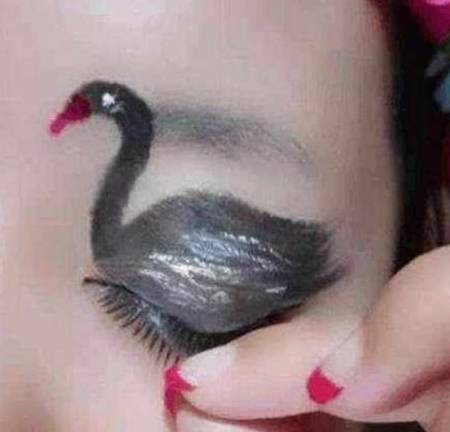 要求女子画眼影画出黑天鹅，当她眨眼的一瞬间，黑天鹅仿佛活过来一般
