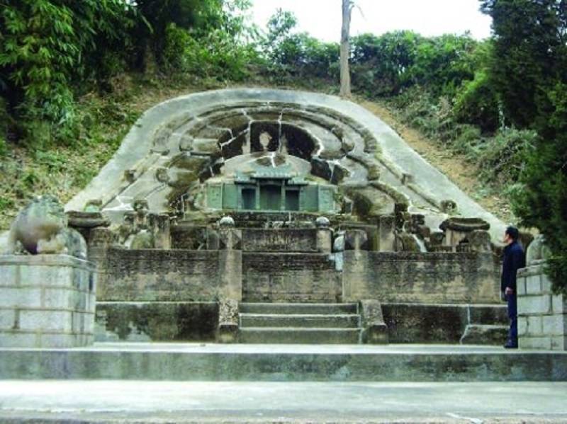 张朝发墓定海沦陷后,两江总督伊里布将责任全部推在张朝发身上,污蔑他