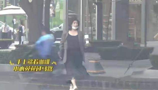 脸部 李小萌挺二胎孕肚拍片,圆润鹅蛋脸太像杨超越,生图比精修美太多