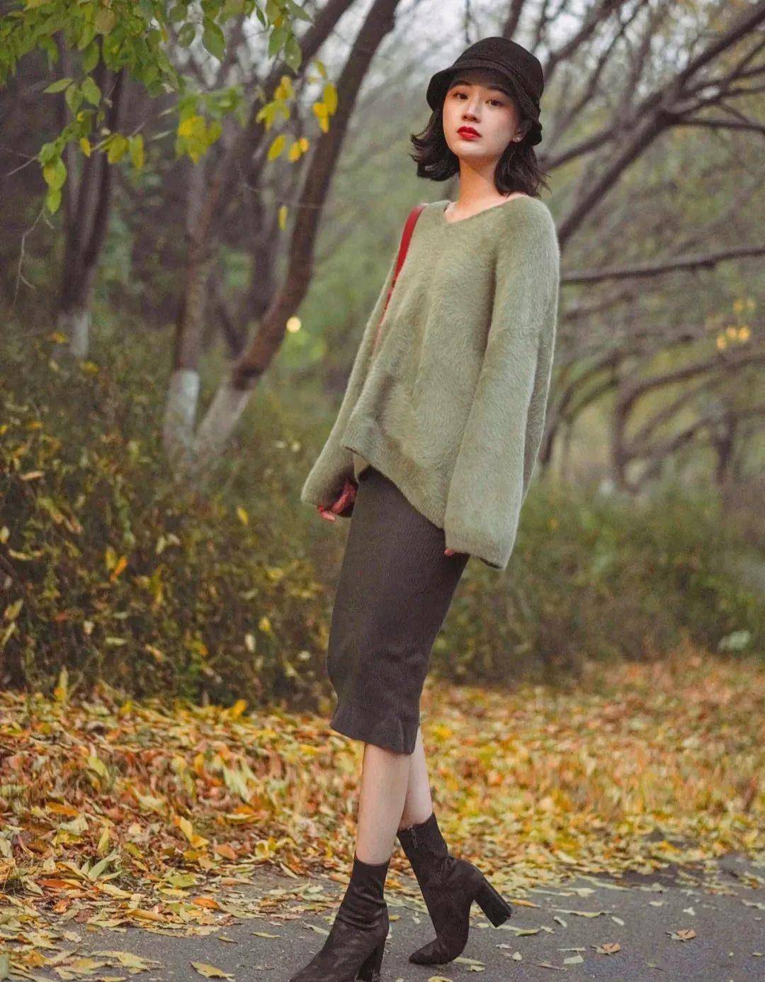 显得 秋冬必备的4条厚裙子！上身绝美，太显瘦了！
